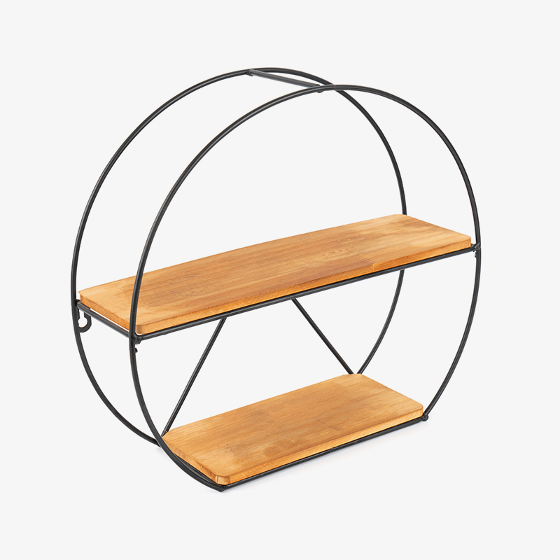 Gylden vegghylle og hengende oppbevaringskurv til kjøkken