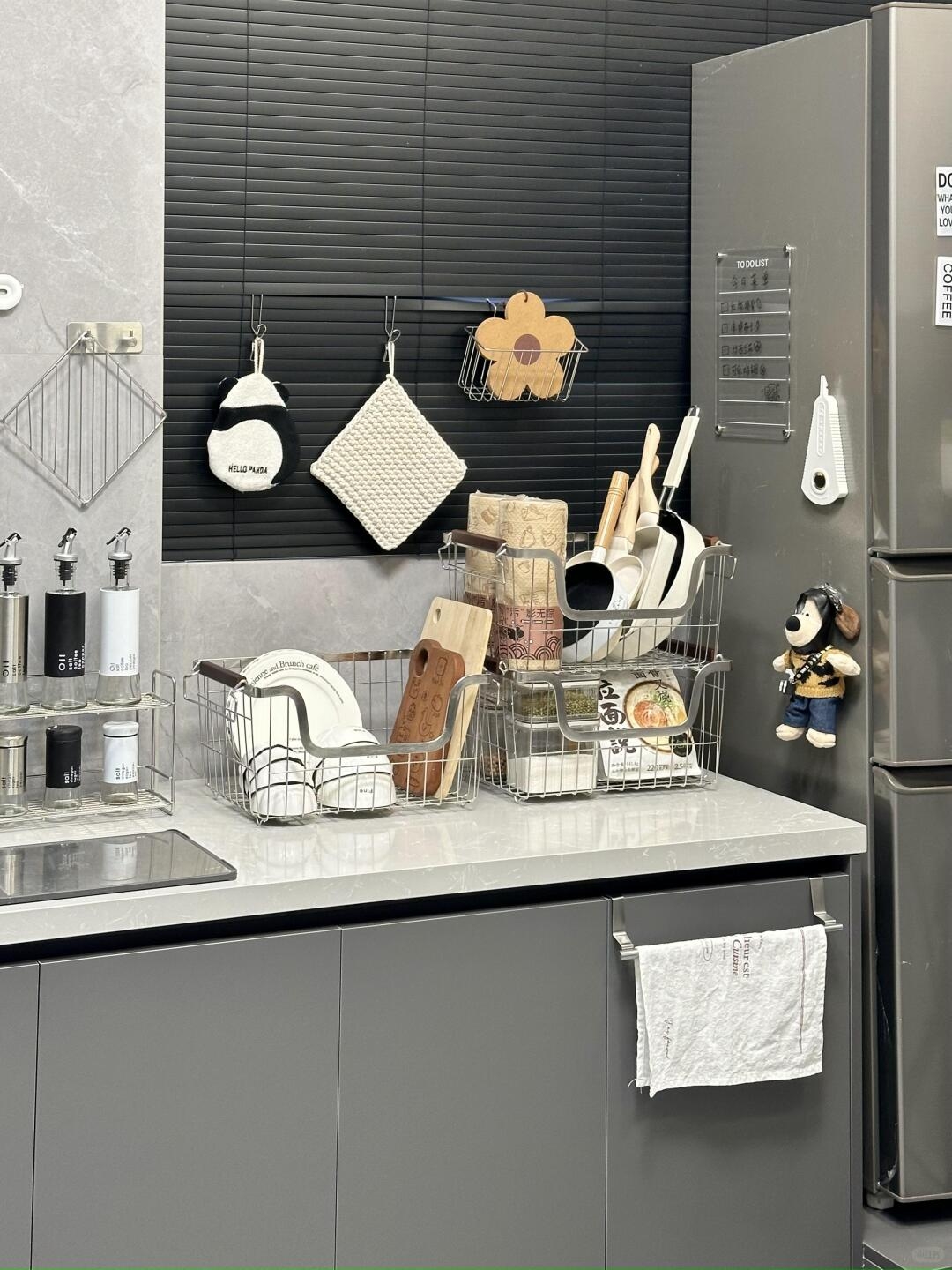 Et must for små leiligheter! Hvordan velge en veggmontert metallhylle som er bærende og holdbar?