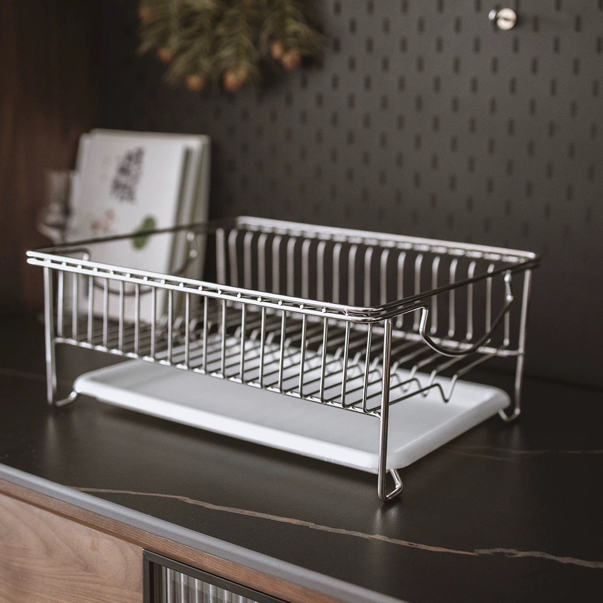 Hvordan er et hjemmeoppbevaringsstativ i metall sammenlignet med et tre?